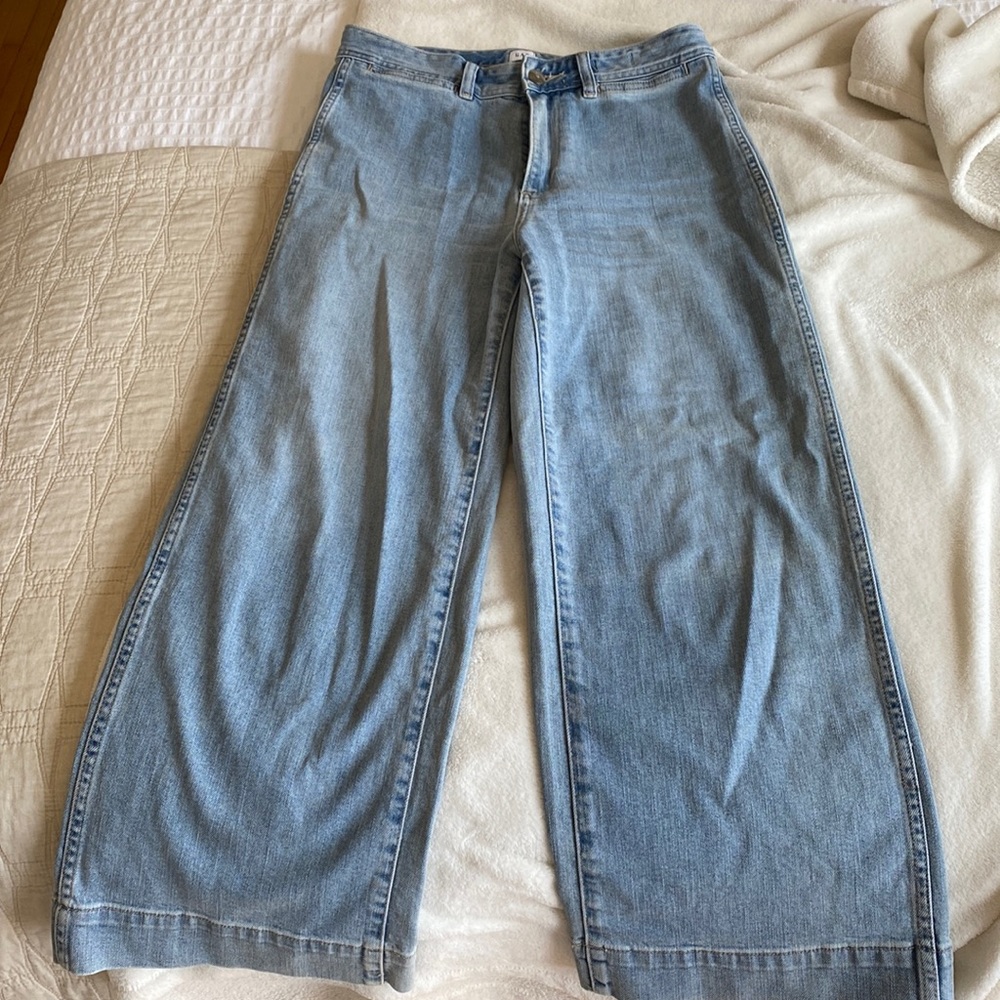 Best jeans for summer! Light wash high rise wide leg denim from GAP!
